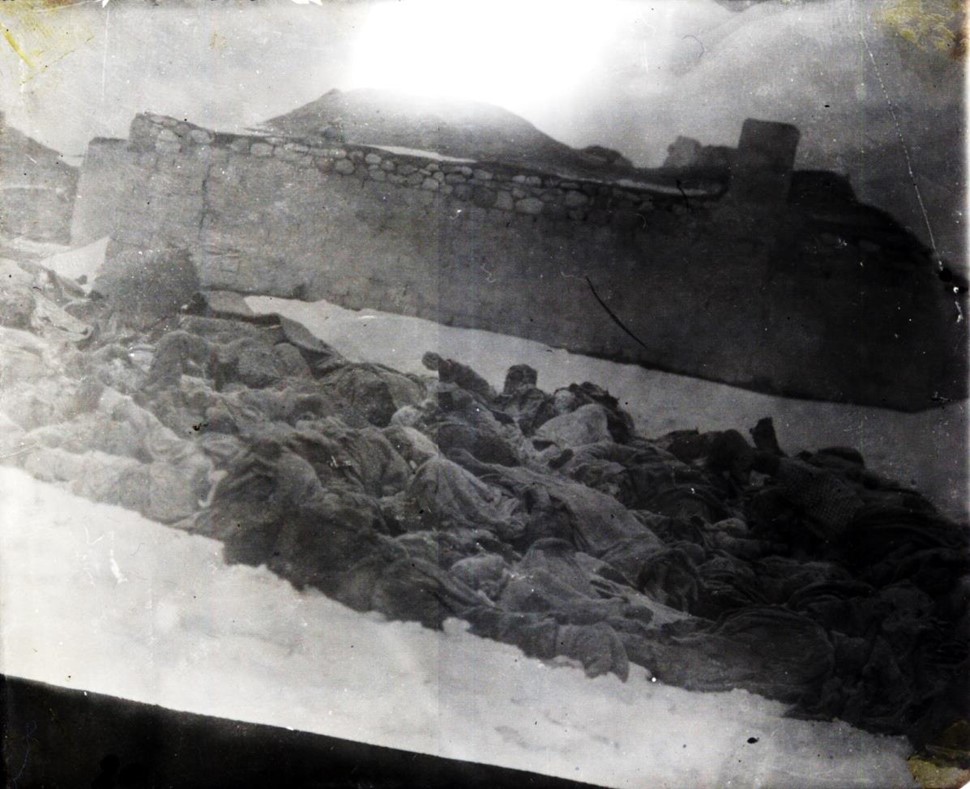 Mart 1918'de Ermenilerce Erzurum-Alaca köyünde katledilen 278 Türk'e ait cesetler.